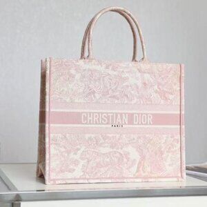 Classic DIOR Bag: A Stylish and Versatile Choice for Elegance